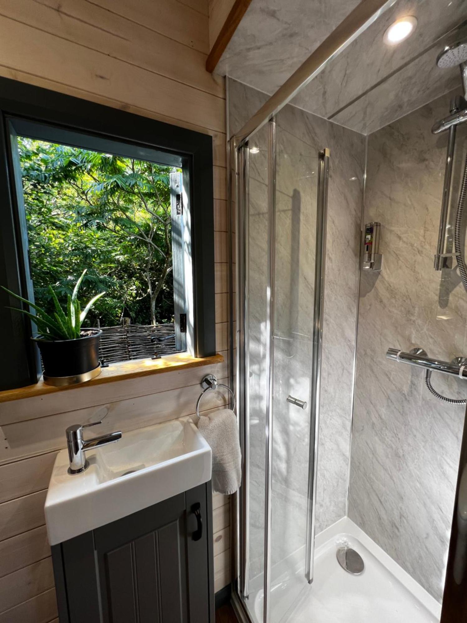 Mountain View Shepherd'S Hut For 2 Adults, 1 Dog Villa Llangoed Exterior foto