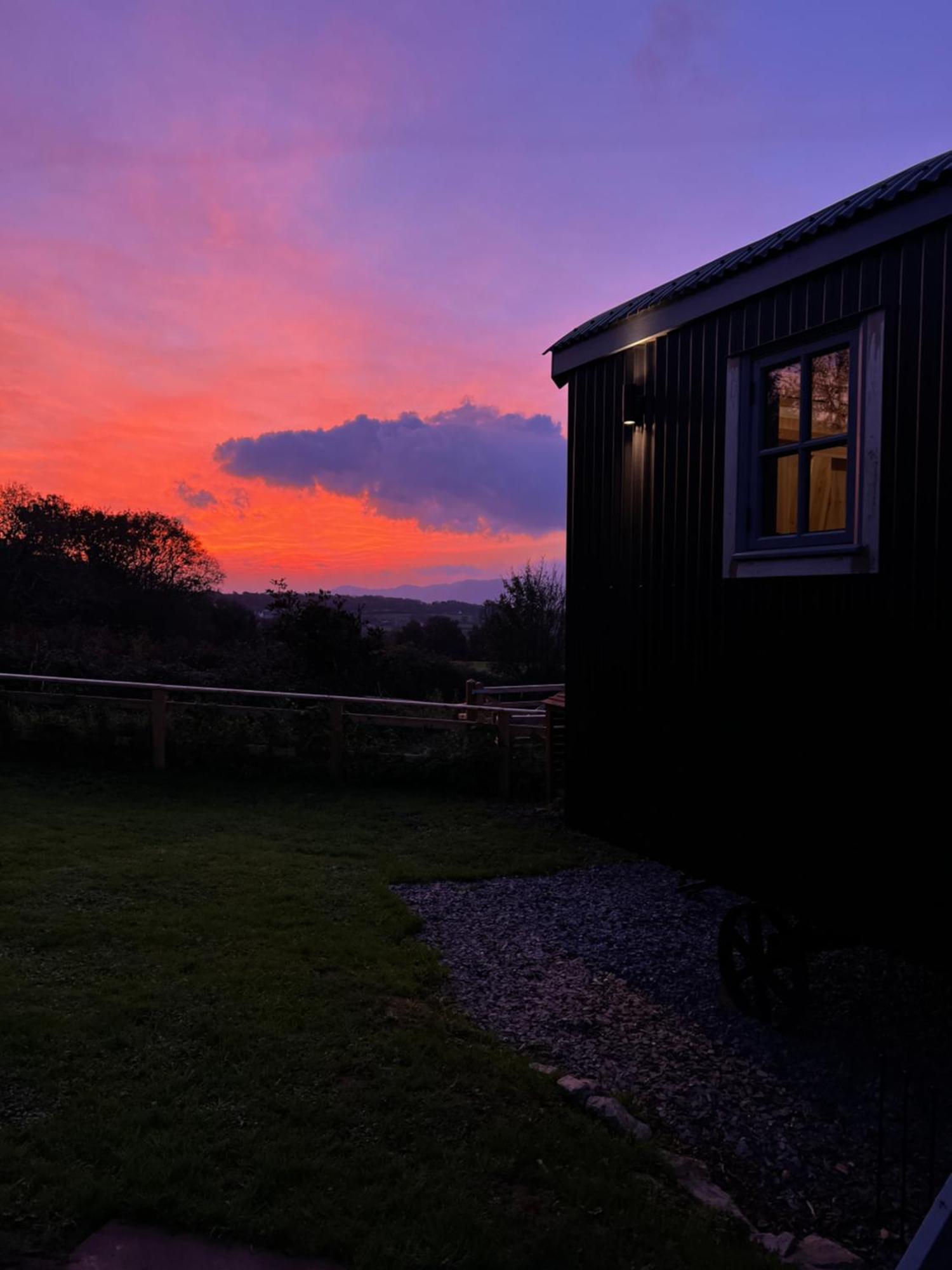 Mountain View Shepherd'S Hut For 2 Adults, 1 Dog Villa Llangoed Exterior foto