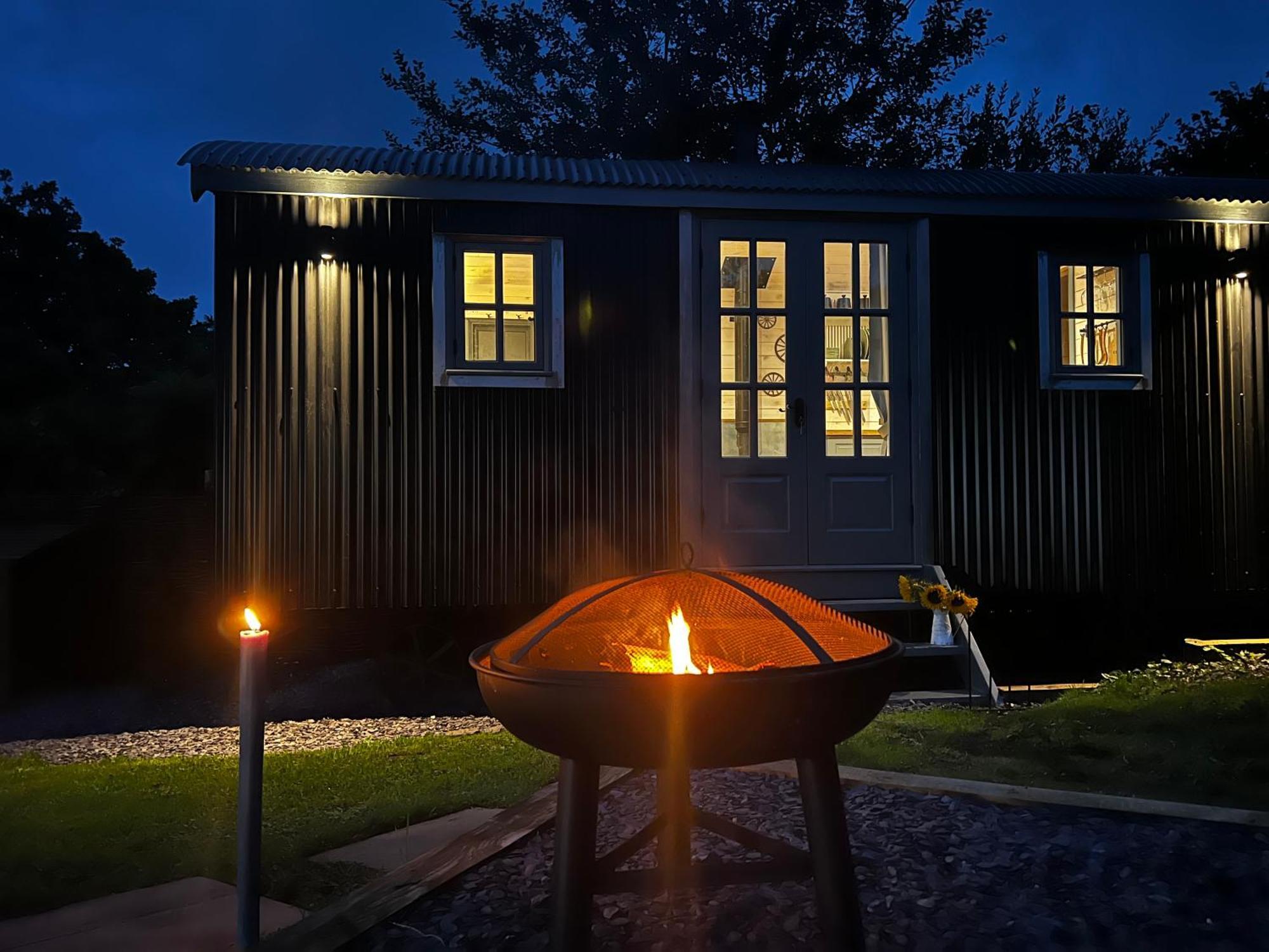 Mountain View Shepherd'S Hut For 2 Adults, 1 Dog Villa Llangoed Exterior foto